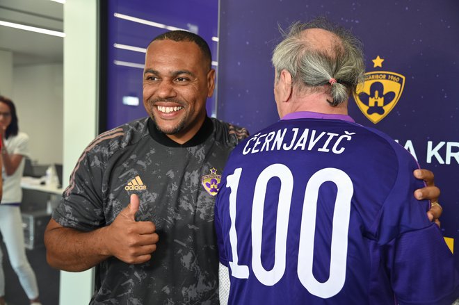 Dobil je posebni dres s stotico, ki ga je odobril legendarni kapetan vijoličastih. FOTO: Ukc Maribor