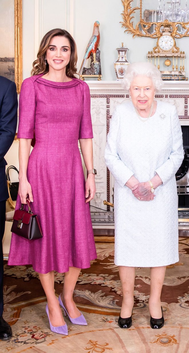 Za srečanje s kraljico Elizabeto II. je oblekla obleko jordansko-romunske oblikovalke Amine Muaddi in nosila torbico podjetja Bottega Veneta.