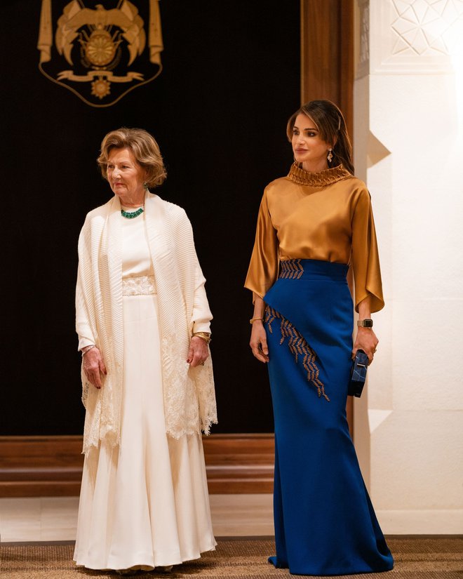 Ko sta Jordanijo obiskala norveška kralj in kraljica, si je nadela obleko s tradicionalnim jordanskim detajlom.