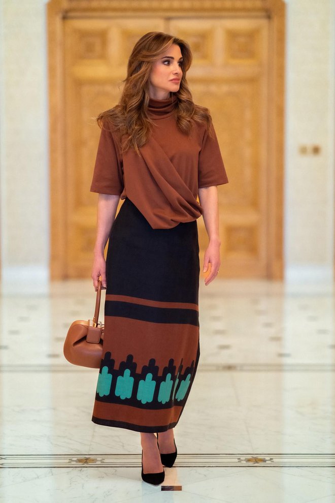 V Omanu je nosila dvodelno opravo kolumbijske oblikovalke Johanne Ortiz in torbico Gabriele Hearst.