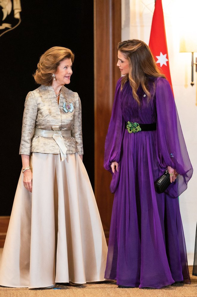 Švedski kraljevi par je pozdravila v obleki Elizabeth Anthony, ki stane skoraj sedem tisoč evrov.
