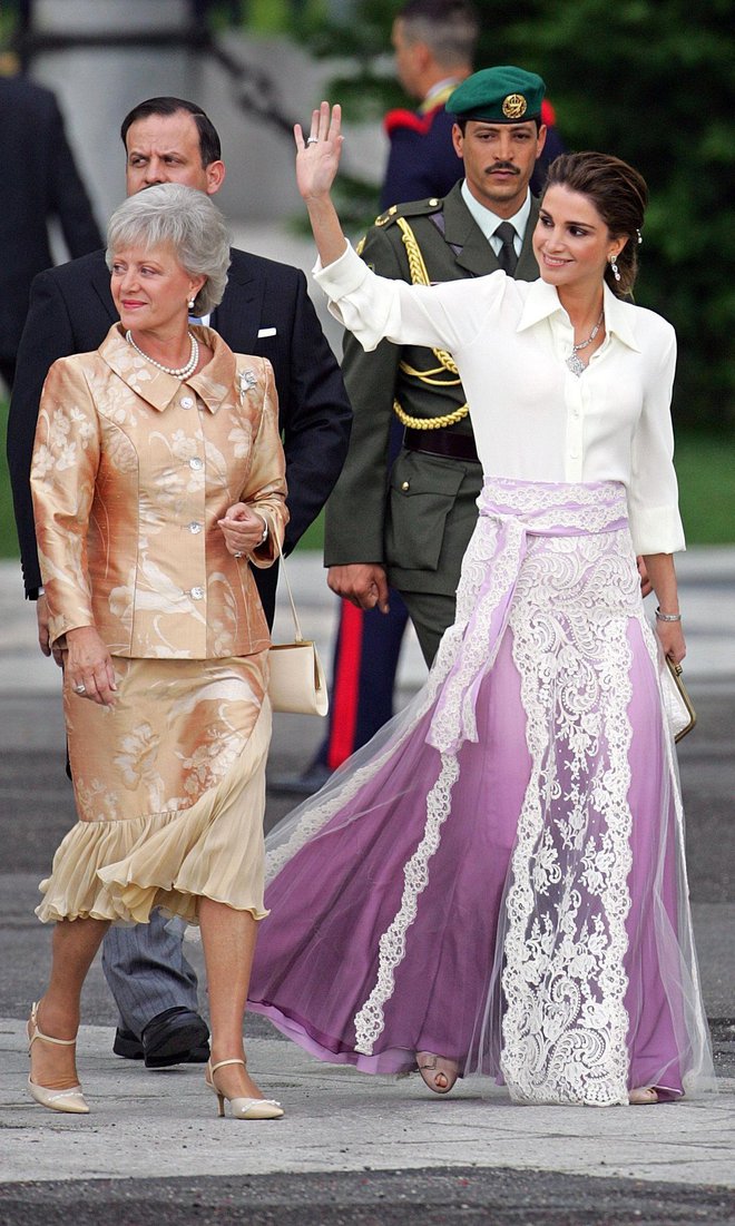 Na poroki tedaj španskega princa Felipeja z Letizio je leta 2004 k beli srajci oblekla Givenchyjevo krilo.