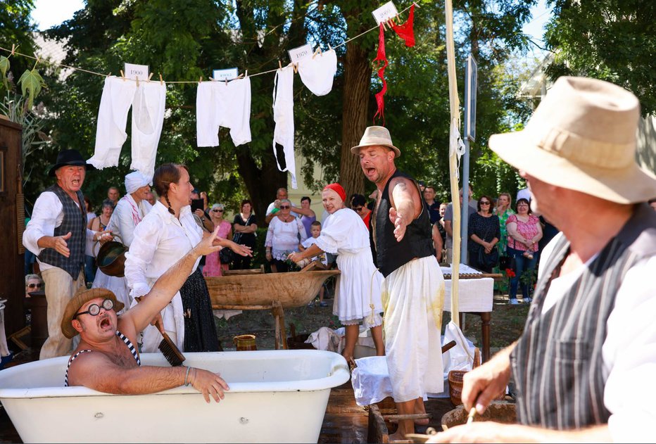 Fotografija: Glavna tema je bilo pranje perila in ljudi. FOTO: Oste Bakal