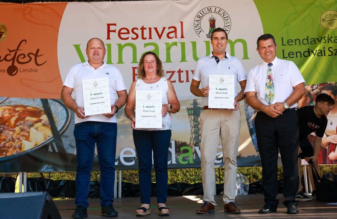 Župan Janez Magyar, prvi z desne, je podelil priznanja trem vinogradnikom, katerih vino je najboljše za lendavski špricar. FOTO: Oste Bakal
