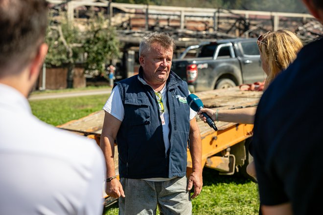 Gospodar medvoške kmetije Tomaž Mis ne ve, ali se bo po uničujočem požaru lotil obnove, saj je ne more financirati le iz svoje kmetijske dejavnosti. FOTO: Črt Piksi
