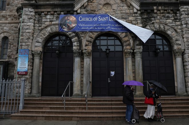 V ameriški Katoliški cerkvi vlada razkol med progresivci in reakcionarji. Na simbolični sliki cerkev sv. Luka v New Yorku. FOTO: Shannon Stapleton/Reuters