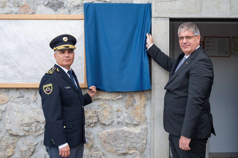 Fotografija: Senad Jušić (na levi) je za položaj prvega policista v državi bolj izbira predsednika vlade Roberta Goloba kot notranjega ministra Boštjana Poklukarja (desno). Foto: Boštjan Podlogar