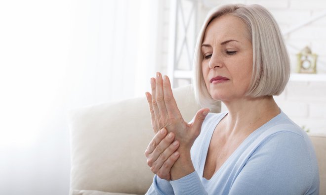 Artritis lahko prizadene ljudi vseh starosti ne glede na telesno pripravljenost in starost. FOTO: Victor_69, Getty Images
