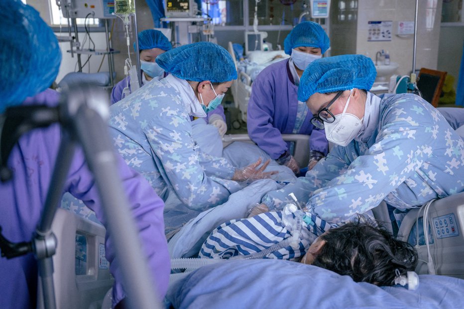 Fotografija: Zaradi covida-19 v bolnišnicah po svetu trenutno zdravijo že več sto tisoč ljudi. FOTO: Reuters