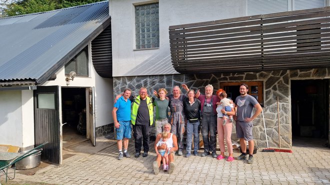 Das Team, das einer der betroffenen Familien geholfen hat.  David Božiček (ganz rechts), Forscher an der Fakultät für Bauingenieurwesen und Geodäsie in Ljubljana, hilft ihnen bei Messungen und Kommunikation.  FOTO: Dennis Brandt