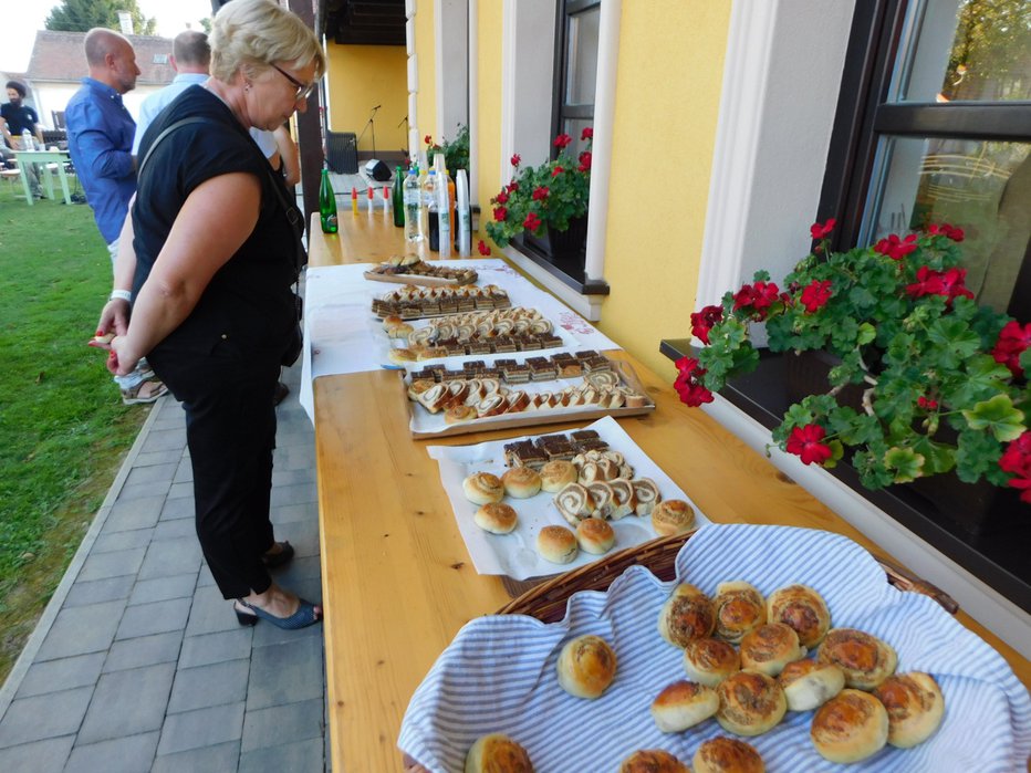 Fotografija: Obiskovalci so lahko poskusili jedi iz orehov in orehovo žganje.