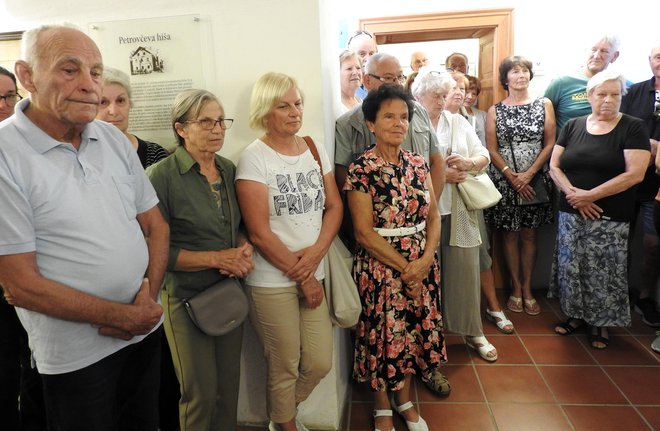 Številni obiskovalci in gostje so z zanimanjem prisluhnili slikarju Avgustu Starovašniku.