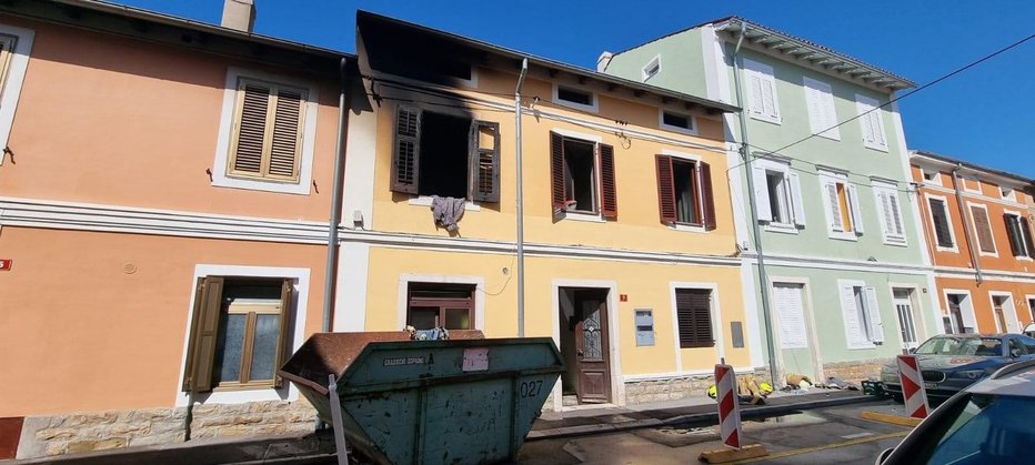 Fotografija: Stanovanje, v katerem je eksplodiralo, je popolnoma uničeno, sosednje pa je poškodovano. FOTOGRAFIJI: Pgd Izola