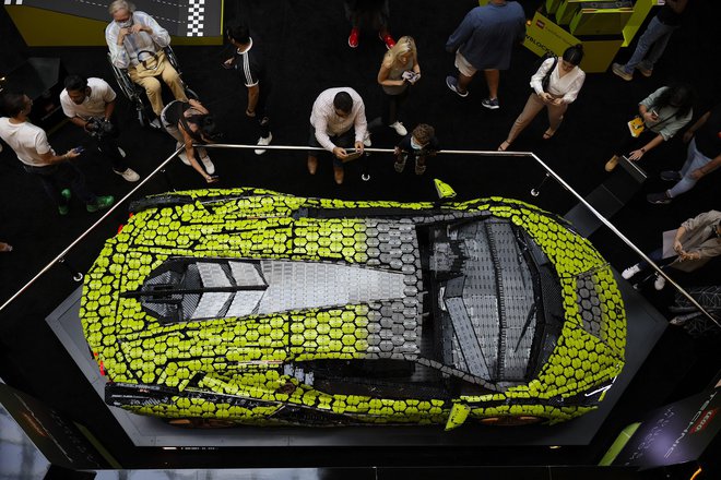 Lamborghini sian v naravni velikosti bo v Cityparku na ogled do 20. septembra. FOTO: Lego