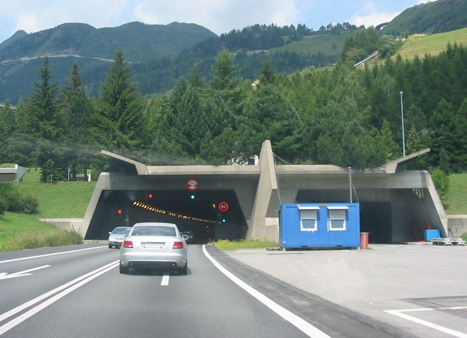 Fotografija: Predor Gotthard je do nadaljnjega zaprt. Na fotografiji se vidi druga cev, ki naj bi jo odprli leta 2029. FOTO: Grzegorz Święch, Wikimedia Commons