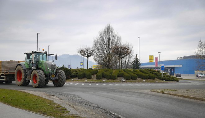 Traktor v prometu FOTO: Jože Suhadolnik