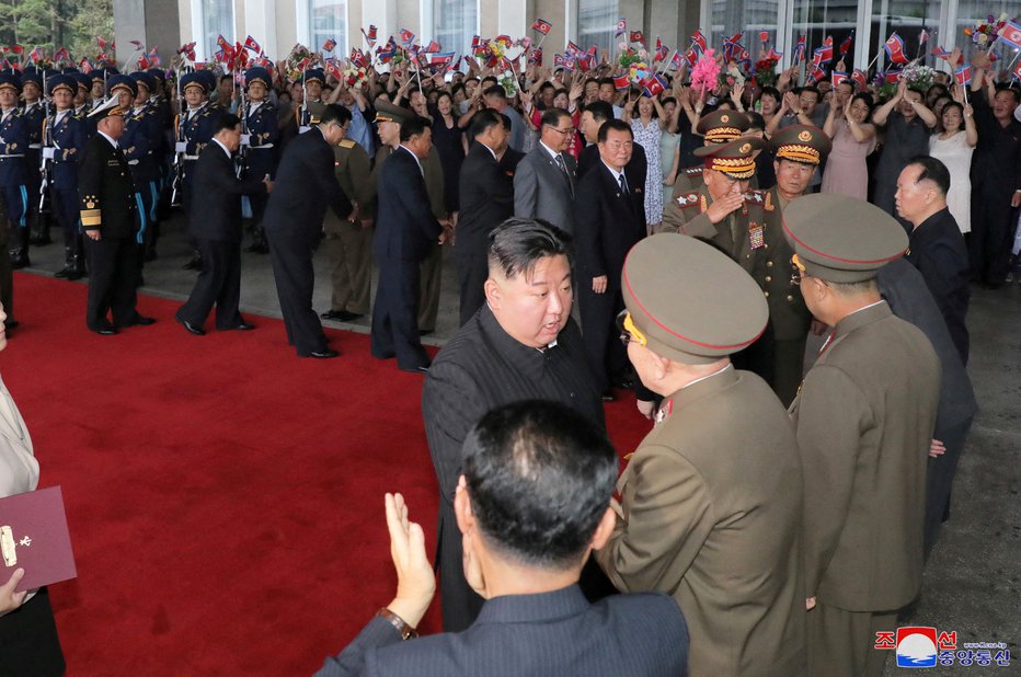 Fotografija: Ferfila ocenjuje, da severnokorejski voditelj najlažje pride na naslovnice, če grozi.  FOTO: Kcna Via Reuters