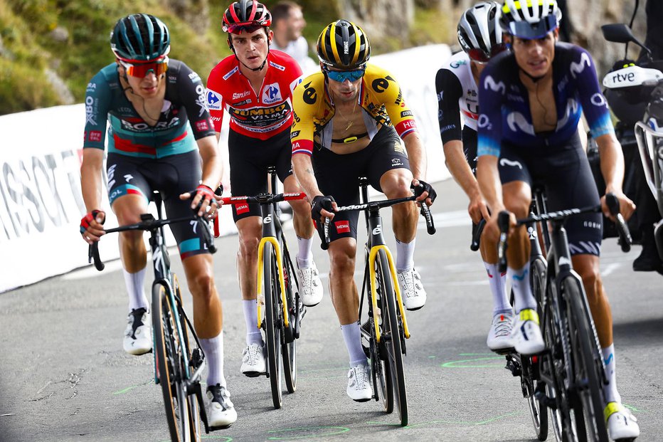Fotografija: Primož Roglič (v sredini) in Sepp Kuss (v rdečem) sta po napadu Jonasa Vingegaarda sledila drugim tekmecem. FOTO: Luis Angel Gomez/Sprint Cycling/Unipublic