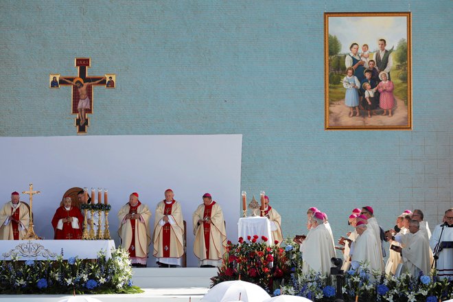 Na oltar, kjer je na Poljskem potekala slovesnost, so prinesli relikvije z grobov družine Ulma. FOTO: Reuters