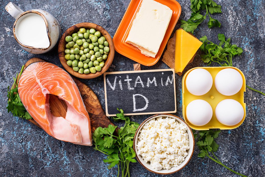 Fotografija: Čeprav obstaja povezava med debelostjo in pomanjkanjem vitamina D, ni znanstvenih dokazov, da bo uživanje dodatka vitamina D pomagalo zmanjšati obseg pasu. FOTO: Arhiv Polet/Shutterstock 