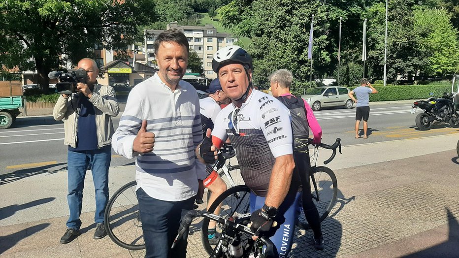 Fotografija: Vili Resnik je kolesaril, župan Matjaž Švagan je navijal. FOTO: Roman Turnšek