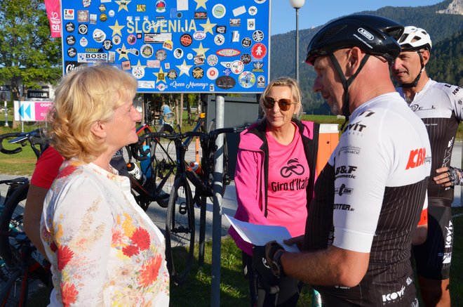 Dobrodelno poslanico je prejela kranjskogorska županja. FOTO: KBM Cycling Team