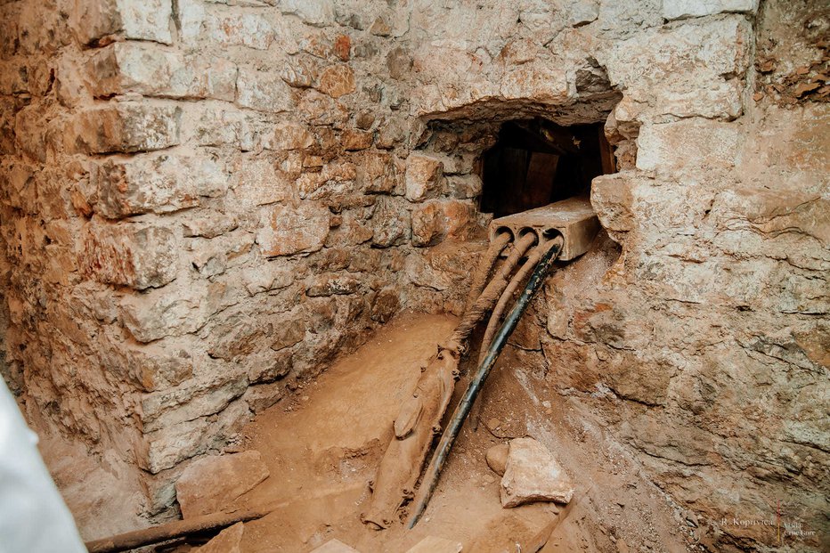 Fotografija: Vhod v kakih 40 metrov dolg tunel so našli na dobro skritem mestu tik pod zemljo. FOTO: Vlada Črne Gore
