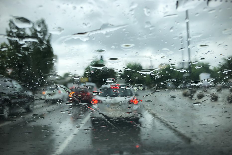 Fotografija: Zaradi neviht in močnejših padavin je ponekod upočasnjen tudi promet.Foto: Jure Eržen/delo