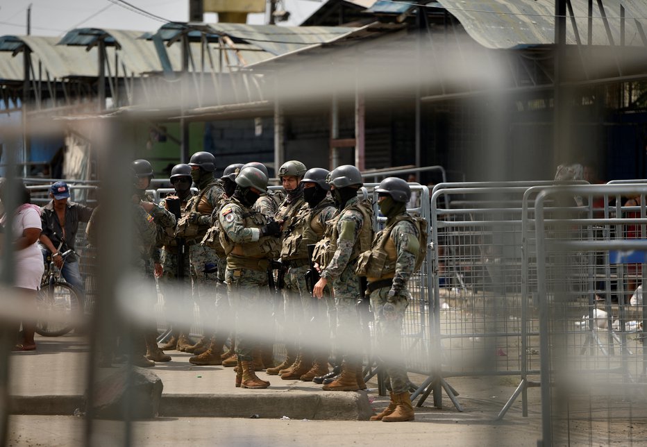 Fotografija: Ekvadorske tolpe, kot so Los Choneros, so v zadnjih letih poskrbele za vrsto krvavih neredov v zaporih; v Guayaquilu je morala posredovati vojska. FOTO: Vicente Gaibor Del Pino/Reuters