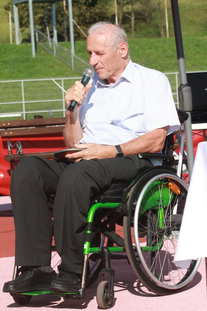 Zbrane je pozdravil Jože Okoren, prvi Slovenec s paralimpijsko medaljo; osvojil jo je leta 1972. FOTO: ZPS