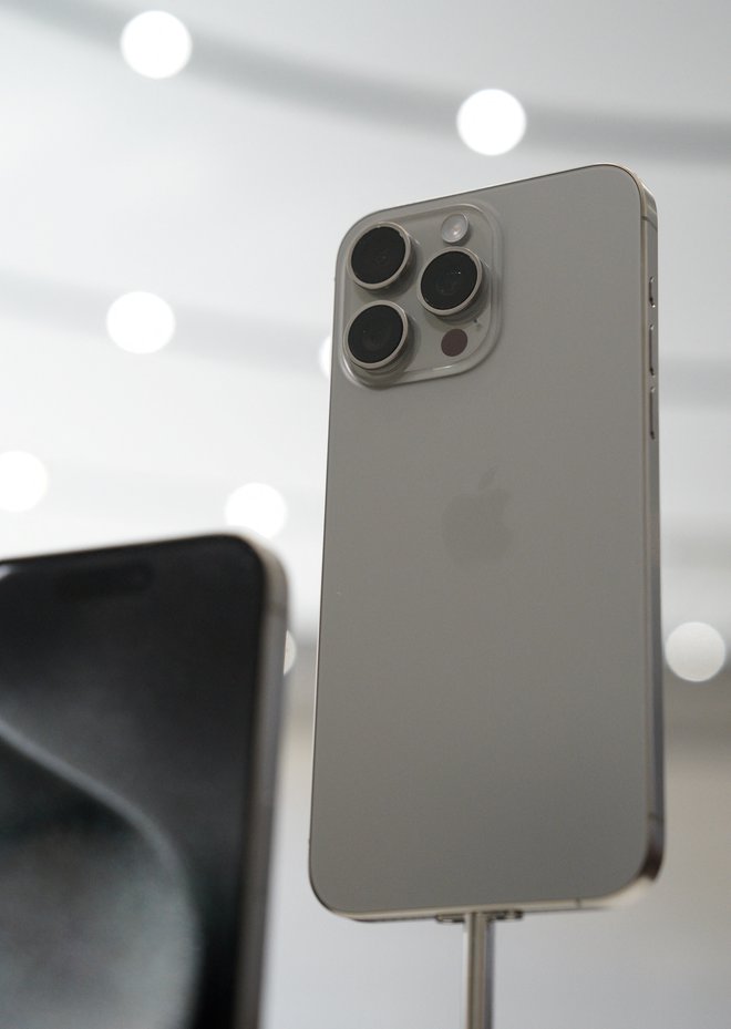 Iphone 15 pro je dobil ohišje iz titana, model pro max pa petkratno optično povečavo.
