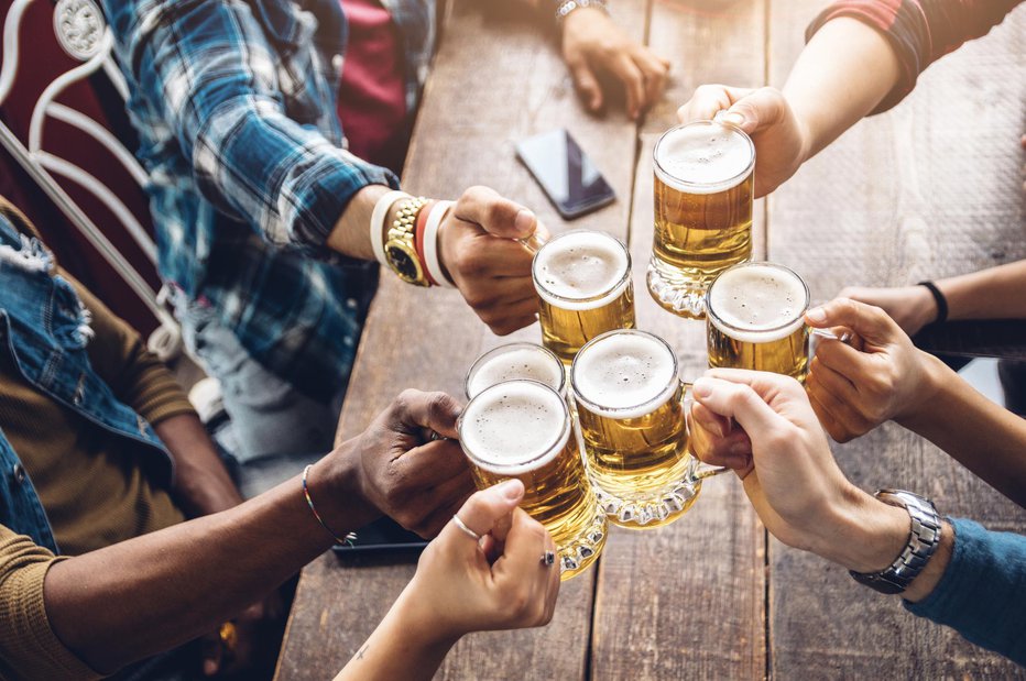 Fotografija: Pivo pogosto pijemo v družbi. FOTO: Kar-tr Getty Images/istockphoto