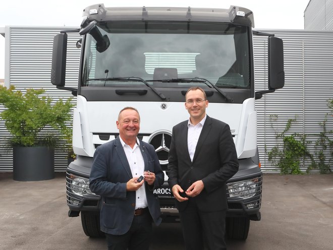Župan Naraločnik je bil zadovoljen, da so za sanacijo za pol leta na pomoč dobili Mercedesov kamion.