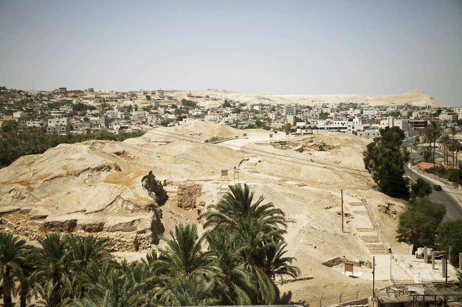 Fotografija: Pogled na Tel es Sultan z juga; v ozadju se vidi Jeriho. FOTOGRAFIJI: MoTA/Unesco