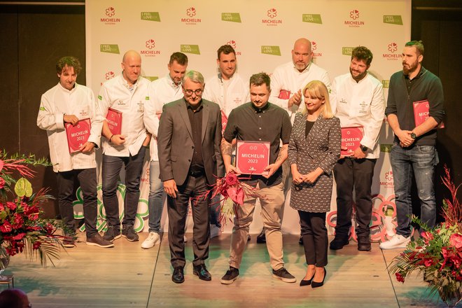 Sedem restavracij je v Sloveniji letos prejelo po eno Michelinovo zvezdico (v ozadju), v ospredju med ministrom Matjažem Hanom in direktorico STO Majo Pak stoji chef David Žefran. FOTO: Črt Piksi
