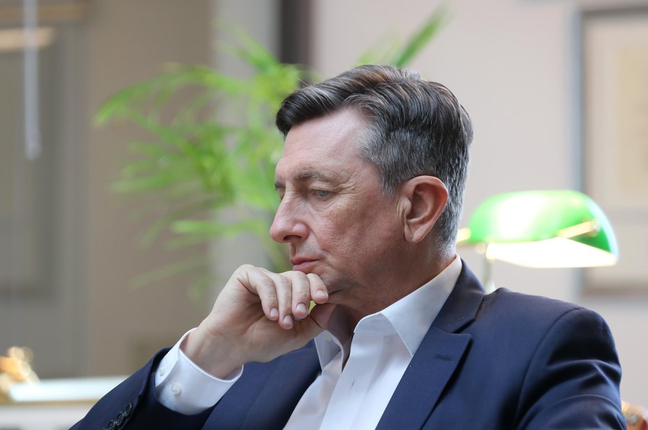 Fotografija: Borut Pahor poravi, da ni bilo tako razposajeno, kot je videti na fotografiji. FOTO: Dejan Javornik