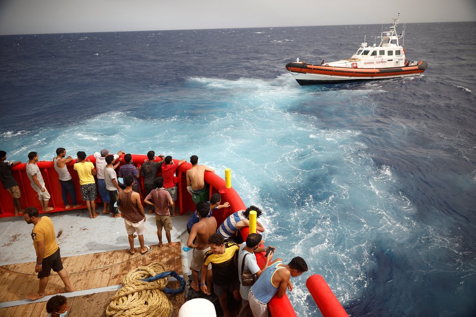 Fotografija: Italija se že nekaj časa sooča s prihodi migrantov. FOTO: Juan Medina Reuters
