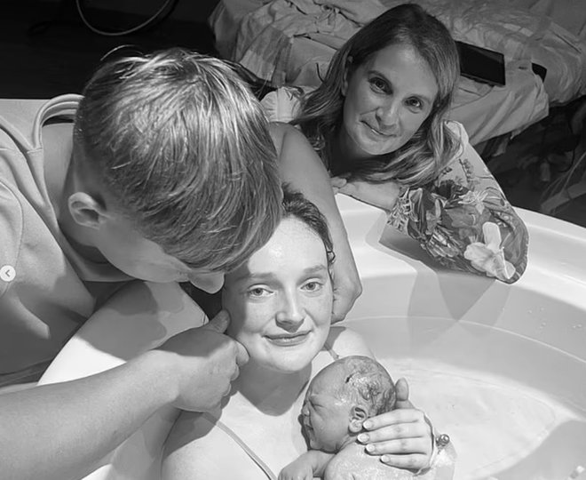 Mama oziroma babica Sue je bila prisotna pri porodu. FOTO: Instagram