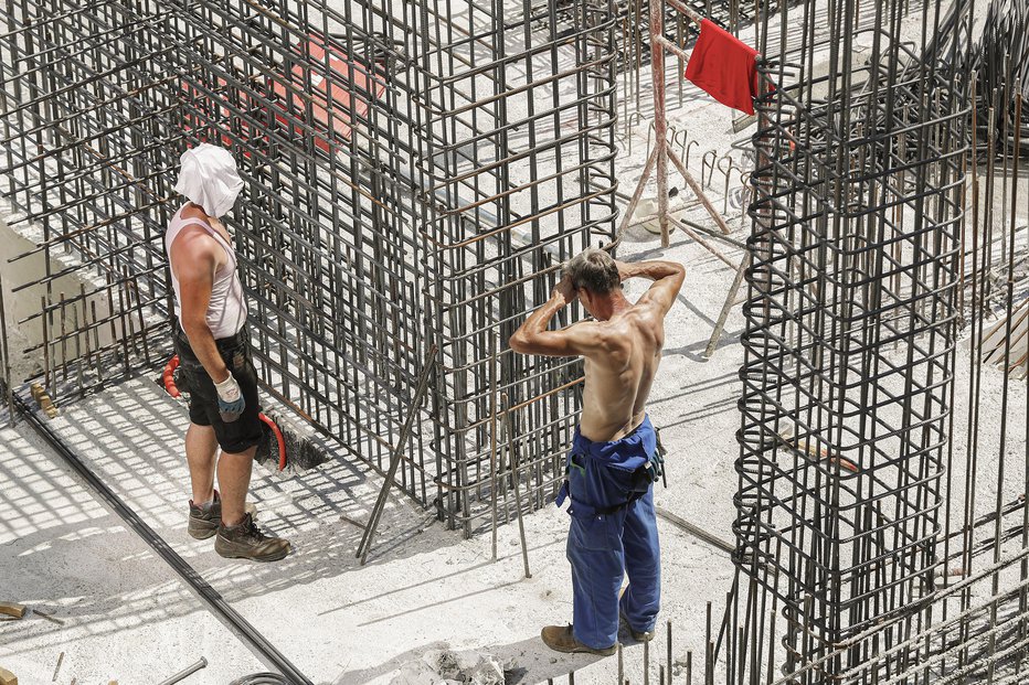 Fotografija: Slovenski delavci večinoma delajo več od povprečja EU.  FOTO: Leon Vidic/delo