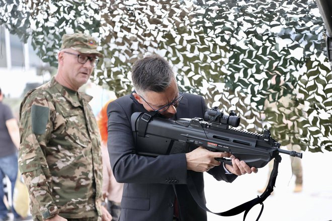Minister za obrambo Marjan Šarec je takole preizkusil avtomatsko puško F 2000 S.
