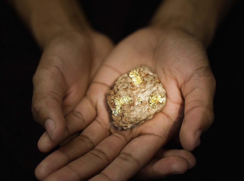 Fotografija: Če si želite povišico, vsak dan podržite v roki pirit, kamen obilja. FOTO: Jupiterimages/Getty Images