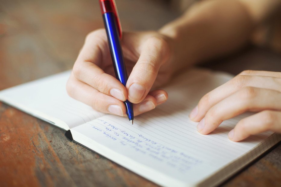 Fotografija: Vrnimo v šole ure branja in pisanja na roko. FOTO: Getty Images