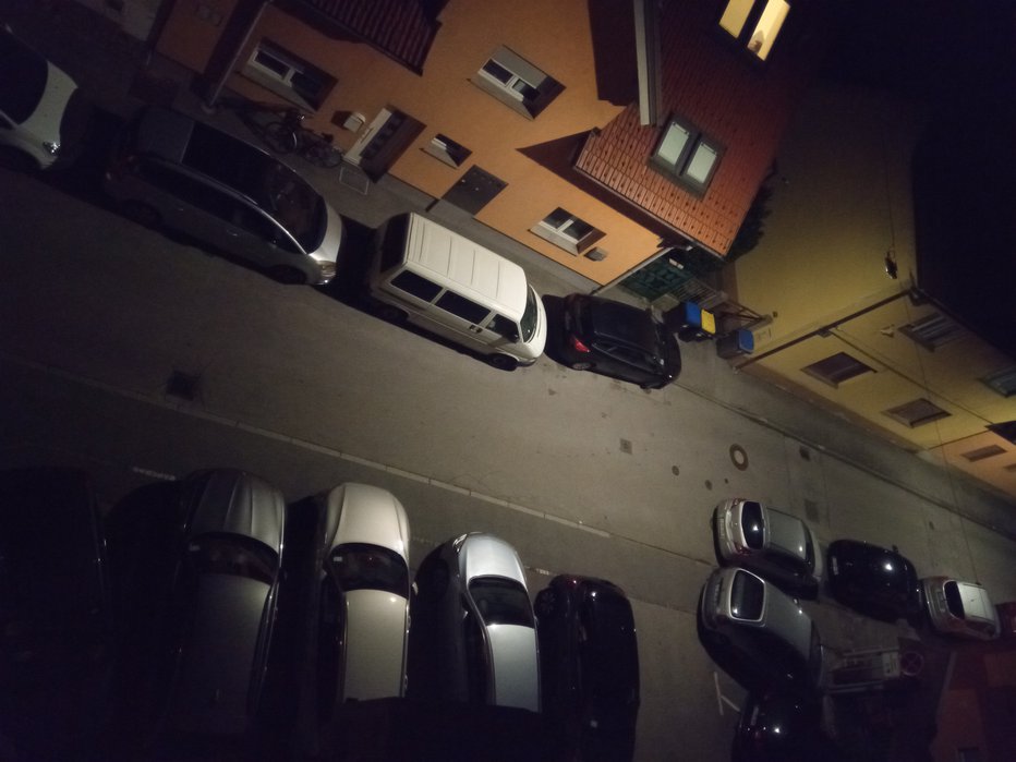 Fotografija: Nepravilno parkiranje na pločniku FOTO: Bralec poročevalec