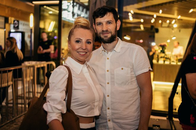 Med znanimi gosti otvoritvene zabave je bila tudi Hajdi Korošec Jazbinšek z možem Urbanom. FOTO: MARTIN BILAS