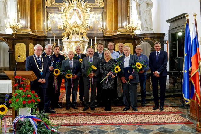 Letošnji občinski nagrajenci v družbi župana Franca Čebulja in nekdanjega predsednika RS Boruta Pahorja