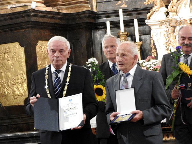 Nagrado in spominsko plaketo je prejel Stanislav Maček iz Adergasa za dolgoletno vestno delo v cerkvi Marijinega oznanjenja.