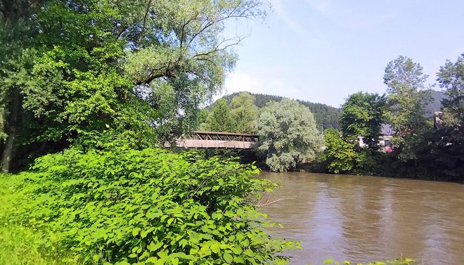 Viseči most stoji na dveh pletenicah, fiksiranih na nosilcih na vsaki strani reke.
