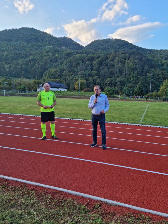 Selektor slovenske glasbene nogometne reprezentance Jani Jerant in radeški župan Tomaž Režun FOTOGRAFIJE: JERNEJ ČEH