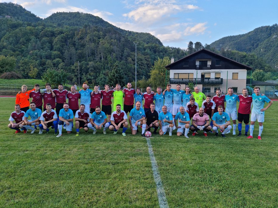 Fotografija: Na nogometnem igrišču v Radečah sta se v prijateljski tekmi pomerili domača ekipa NK Radeče in ekipa slovenskih glasbenikov.