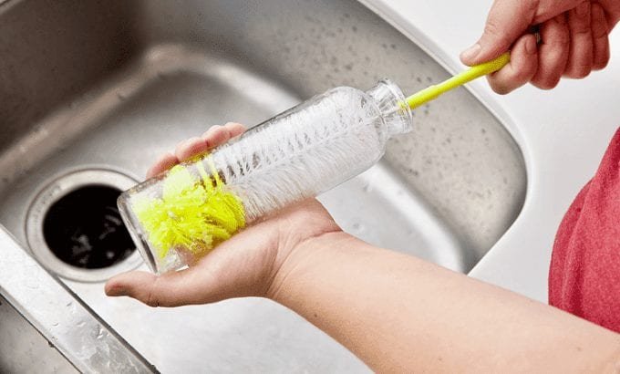 Fotografija: Mehovi so še težji za čiščenje kot plastenke še zlasti, če imate v njih hidracijske pijače. FOTO: Shutterstock